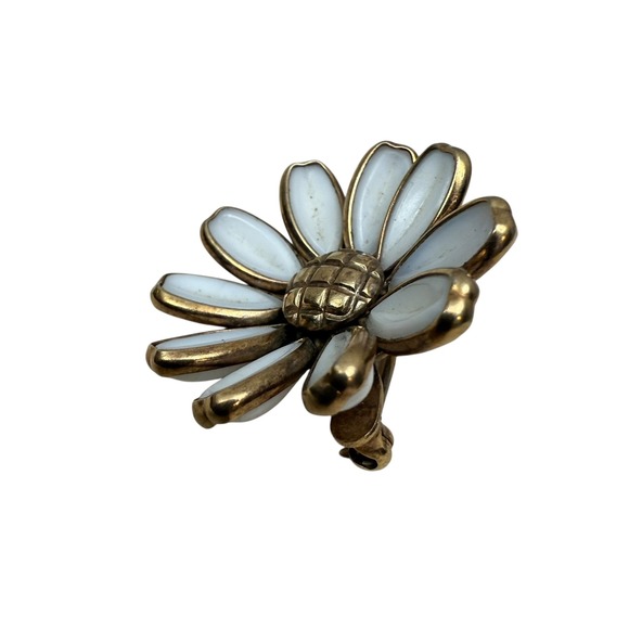 VTG Trifari White Enamel Daisy Flower Brooch Pin Pendant Gold Tone Signed 1 in - Picture 4 of 9